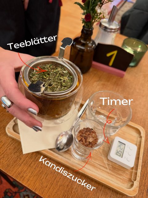 Warum unser Tee besonders ist?

Wir servieren hochwertige Tees in verschiedenen Sorten,
dazu Kandiszucker und einen Timer am Tisch – für die perfekte Ziehzeit.

Genau richtig bei diesem Wetter.

👉 Komm vorbei und trink eine Tasse Tee bei uns im Aegis Café.