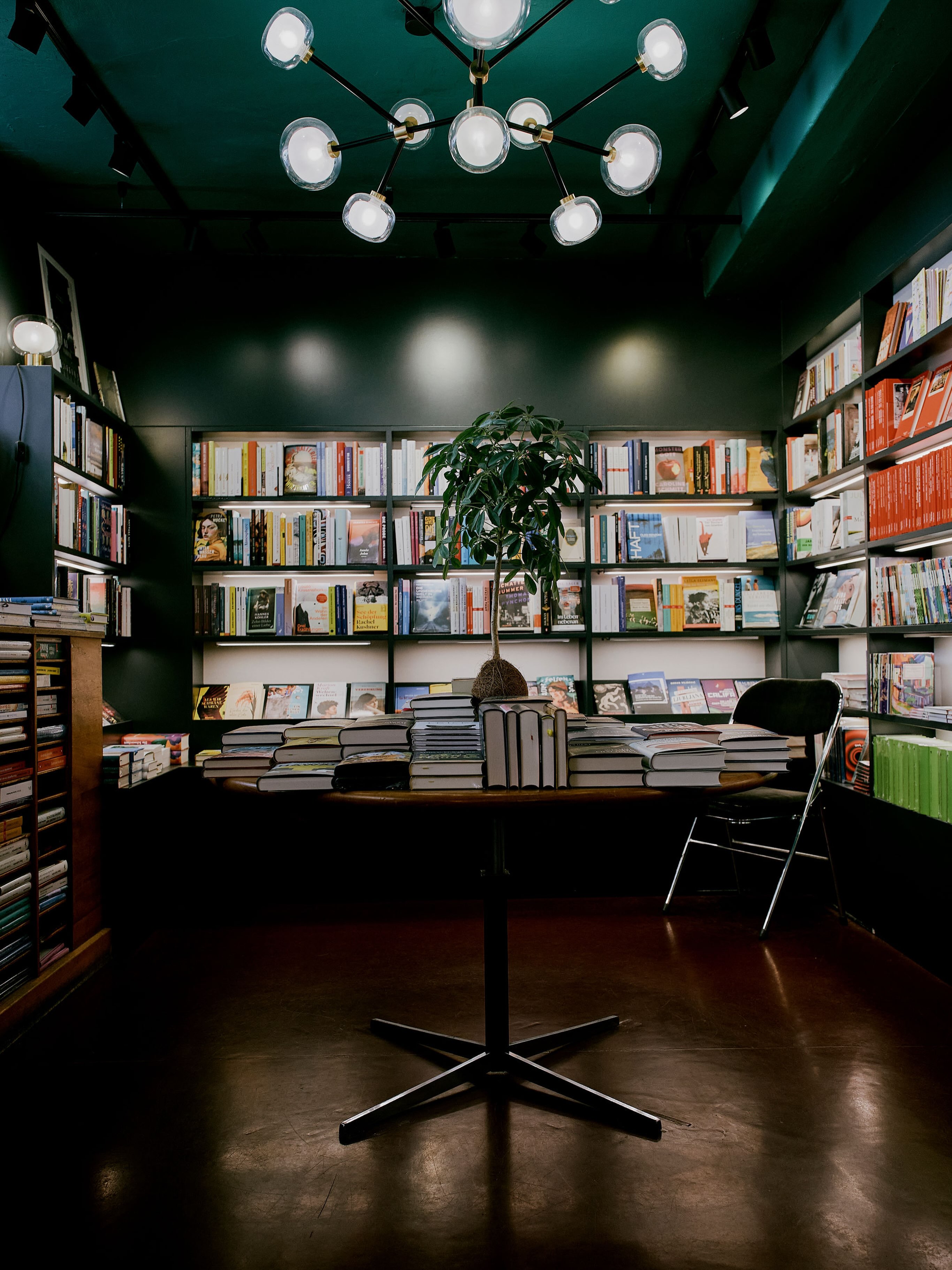 I have always imagined that paradise would be a kind of bookshop.

Inspired by Jorge Luis Borges

Foto @derherrpolaris