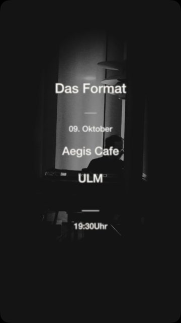 Freitag. 9.10. 19.30 Uhr. Bei uns im Aegis Café.

DAS FORMAT.

Und ganz ehrlich: Ich freue mich auf diesen Abend wie ein kleines Kind.

@brunotenschert ist für mich nicht einfach jemand, der jetzt mit seiner Band bei uns spielt. Bruno begleitet uns von Anfang an. Mit Musik, mit seiner Kamera, mit seinem Blick auf die Dinge. Er war bei so vielen Momenten dabei, hat so viel festgehalten, und deshalb fühlt sich dieser Abend für mich auch irgendwie anders an.

Persönlicher.

Es gibt nicht viele deutsche Bands, bei denen mich die Texte wirklich treffen. Bei DAS FORMAT tun sie das.

Weil da Sätze sind, bei denen ich denke: Ja. Genau so.

Weil da Gedanken drinstecken, die nicht nett verpackt werden müssen. Weil da Wut sein darf. Verletzlichkeit. Haltung. Zweifel. Leben.

Und dann kommt diese Musik dazu.

Druck. Punk. Rock’n’Roll. Lautstärke.

Nicht um die Worte zuzudecken, sondern um ihnen genau das Gewicht zu geben, das sie manchmal brauchen.

Und ich liebe das.

Ich will gar nicht groß erklären, warum ihr kommen sollt. Ich wünsche mir einfach, dass dieser Abend voll wird. Voll mit Menschen, die Lust auf echte Musik haben. Auf Texte, die etwas mit einem machen. Auf einen Abend, der nicht einfach so vorbeirauscht.

Ich glaube wirklich, dass das einer von diesen Abenden wird.

Also kommt vorbei. Bringt Leute mit. Sagt es weiter.

Ich freue mich verdammt nochmal auf Bruno, auf die Band und auf euch.

Freitag, 9.10. | 19.30 Uhr | Aegis Café

Ticketlink in Bio

Das wird gut. Sehr gut.
