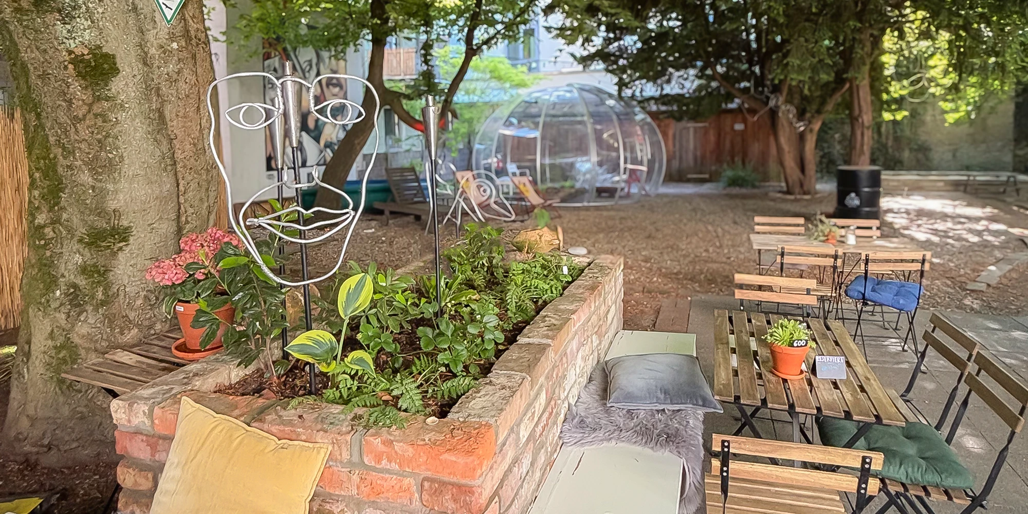 Im Garten des Aegis Café