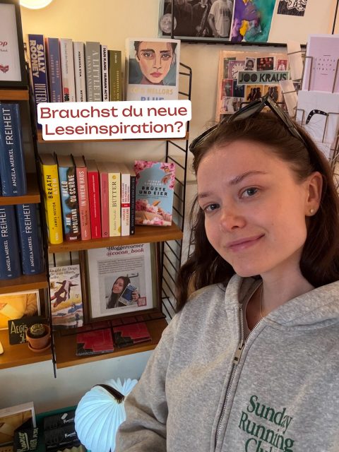Du weißt nicht, welches Buch du als Nächstes lesen sollst?
Dann besuch unseren Blogger Corner im Aegis Café! 📚

Polina  @cocon_book ist Buchbloggerin und stellt euch jede Jahreszeit eine Auswahl an Büchern zusammen, die perfekt zur Stimmung passen 🤩

Und ja – ihre Weihnachtsempfehlungen sind schon da. 🎄📚✨
Vorbeikommen, Inspiration holen & Lost in Books werden.
