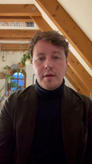 @deutscherbuchhandlungspreis

Wir freuen uns sehr: Aegis ist von der unabhängigen Jury als „Beste Buchhandlung“ 2025 ausgezeichnet worden.

Das ist für uns eine große Ehre — und vor allem ein Anlass, Danke zu sagen: unserem Team und euch, unseren Kundinnen und Kunden, Leserinnen und Lesern. Ihr seid ein wesentlicher Teil dieser Auszeichnung.

Weil uns dieser Preis so viel bedeutet, benennen wir den Kontext klar:

In der Hauptpreiskategorie wurde keine Buchhandlung nachnominiert. Unsere Auszeichnung ist nicht an die Stelle einer der drei ausgeschlossenen Buchhandlungen getreten. Sie beruht auf der Entscheidung der unabhängigen Jury.

Öffentlich dokumentiert ist zugleich, dass das BKM in drei Fällen der Juryentscheidung nicht gefolgt ist. Die Jury selbst hat erklärt, dass der Ausschluss dieser drei Buchhandlungen außerhalb ihres Einflussbereichs lag. Es geht also um einen politischen Eingriff in ein abgeschlossenes, unabhängiges Juryverfahren.

Unsere Freude über diese Auszeichnung steht deshalb nicht im Widerspruch zu unserer Solidarität mit den drei ausgeschlossenen Buchhandlungen. Im Gegenteil: Dieser Eingriff hat nicht nur ihnen geschadet. Er hat auch die Entscheidung der Jury beschädigt, die Ehrung der übrigen Preisträger:innen überschattet und einem Moment der Anerkennung seine Selbstverständlichkeit genommen.

Wir fordern vom BKM und von Wolfram Weimer, die drei Buchhandlungen mit den ihnen von der Jury zugedachten Preisen auszuzeichnen — oder nachvollziehbare, überprüfbare Gründe vorzulegen. Es kann nicht Aufgabe von Geheimdiensten sein, darüber zu befinden, was Kunst ist und was nicht. Öffentlich ist bis heute nicht nachvollziehbar gemacht worden, worauf der Ausschluss der drei Buchhandlungen konkret gestützt wurde.

Weil dieser Preis so wichtig ist, dürfen wir ihn diesem politischen Umgang nicht überlassen. Viele in der Buchbranche haben über Jahre für ihn gekämpft.

Wir gratulieren allen ausgezeichneten Buchhandlungen — und besonders den drei Buchhandlungen, deren Ehrung durch den politischen Eingriff verhindert wurde.

Wir freuen uns über diese Auszeichnung — und stehen in voller Solidarität an der Seite der drei ausgeschlossenen Buchhandlungen.