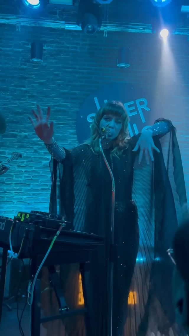 Suzan Köcher’s Suprafon 

Fr. 29. Mai • 19Uhr 
Aegis Café Ulm

Suzan Köcher kommt mit ihrer Band in das Aegis Cafe!

Bei Suzan Köchers Suprafon verschmelzen nahtlos Psychedelic, Dream Pop, Krautrock, Disco, Einflüsse der 60er Jahre, Desert Americana und atmosphärische Elemente filmischer Soundtracks. Ihr hypnotischer Sound brachte ihnen Anerkennung auf Festivals wie dem Traumzeit Festival, dem Reeperbahn Festival, dem Orange Blossom Special und dem Burg Herzberg Festival ein und gipfelte in einem begehrten Auftritt beim SXSW in Austin, Texas, und im WDR Rockpalast

#SuzanKöcher #Suprafon #SuzanKoechersSuprafon #AegisCafe #AegisUlm Ulm UlmKultur KonzertUlm LiveMusikUlm AusgehenInUlm EventUlm DreamPop PsychedelicRock Krautrock IndieMusic LiveConcert SupportLiveMusic MusikEntdecken